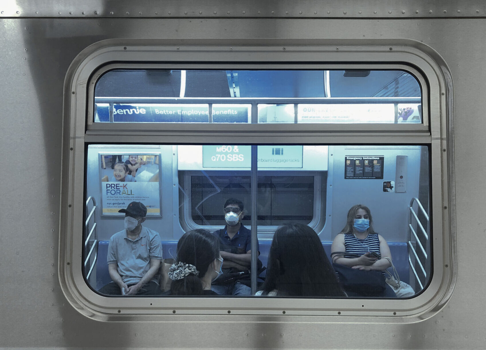 TRV-NYC-MASKED-TOURISTS-1-DMT